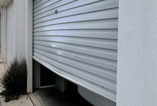 Rideau métallique bloqué : les 5 causes les plus fréquentes